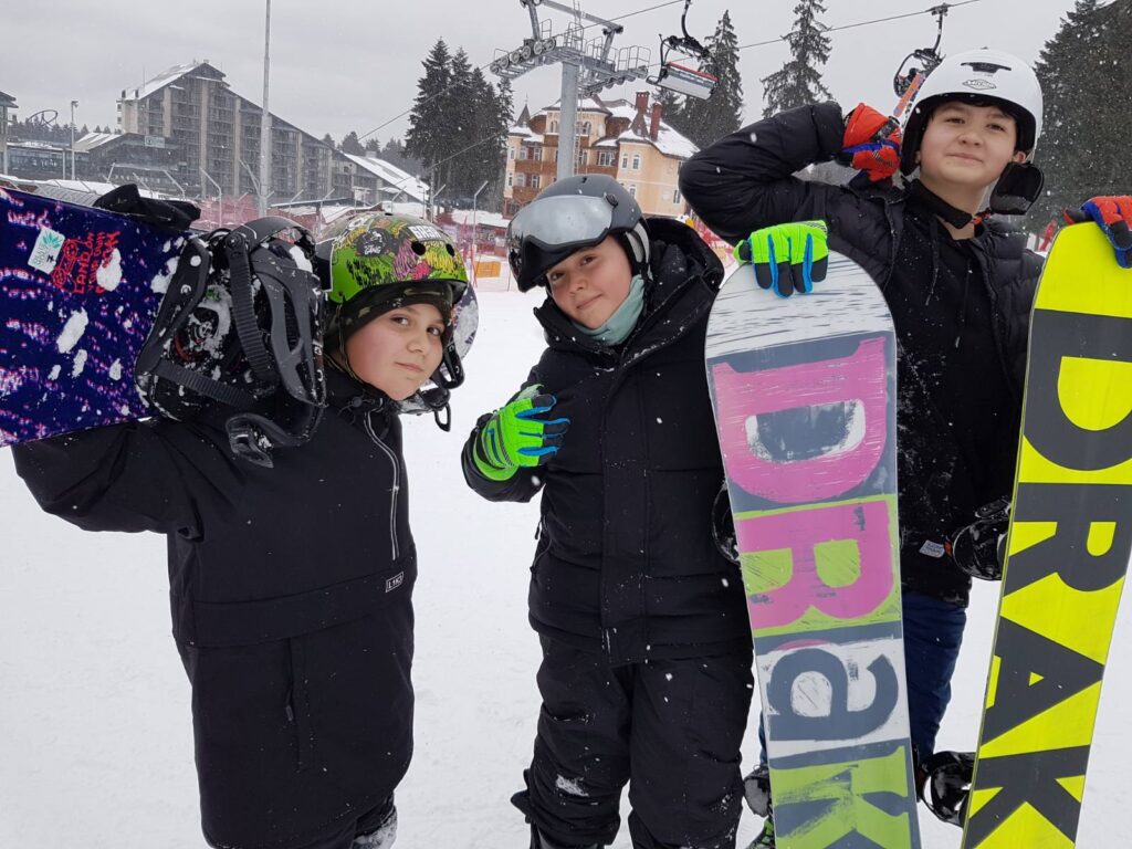 деца със сноуборд в боровец